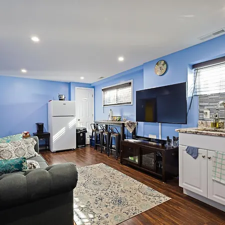 Beautiful 2 Bedroom 1 Bath Unit